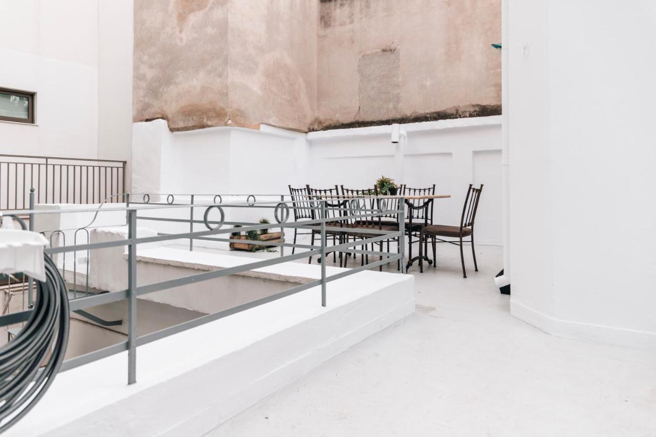 Monastiraki-Psiri, Old Town, 3-Bdr Apt, Sleep 6-10P, Spacious Court Yard 아테네 외부 사진