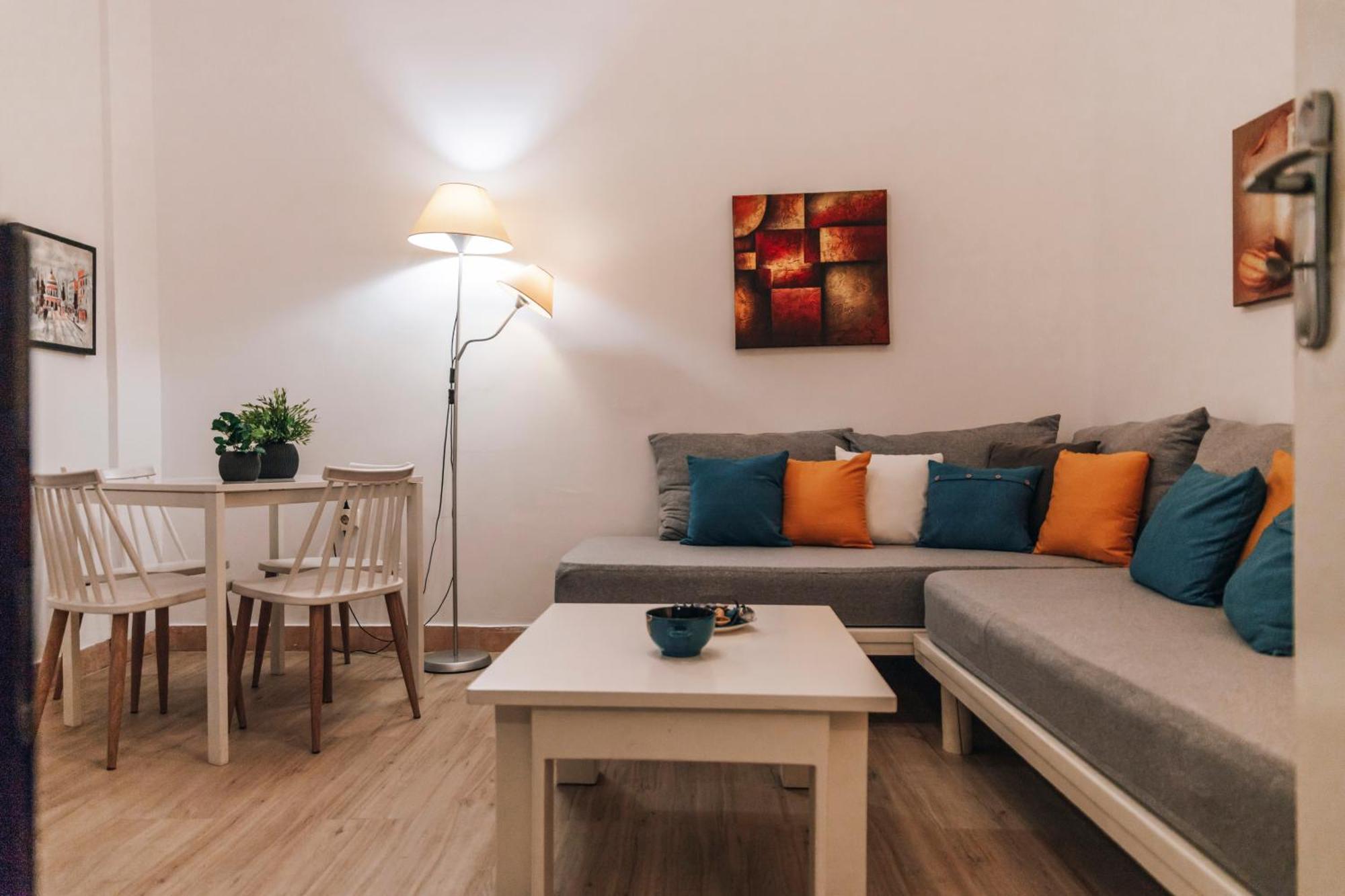Monastiraki-Psiri, Old Town, 3-Bdr Apt, Sleep 6-10P, Spacious Court Yard 아테네 외부 사진